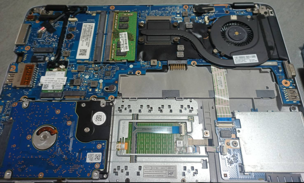 HP EliteBook 820 G3バッテリ脱着画像