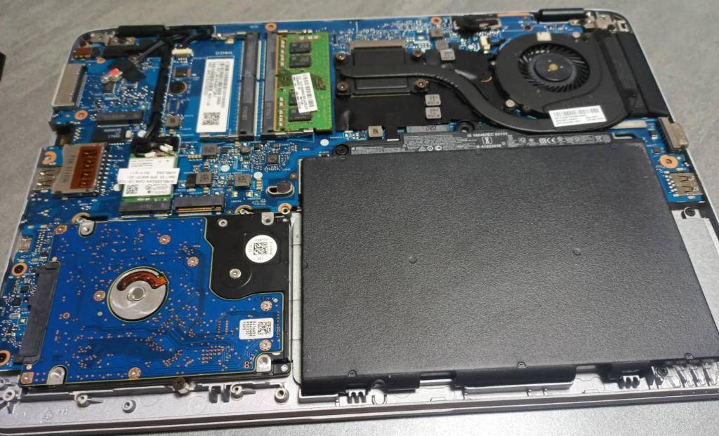 HP EliteBook 820 G3初期内部画像